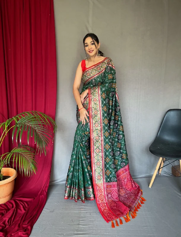 Women Green Pure Patola Silk Weaving Work Saree With Un-Stiched Blouse Delicate Bow Blouse Women Green Pure Patola Silk Weaving Work Saree With Un-Stiched Blouse Delicate Bow Blouse