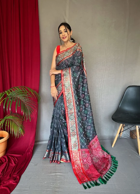 Women Grey Pure Patola Silk Weaving Work Saree With Un-Stiched Blouse Double-Layered Blouse Women Grey Pure Patola Silk Weaving Work Saree With Un-Stiched Blouse Double-Layered Blouse