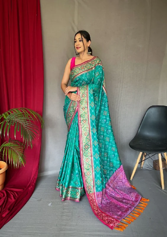 Women Off Green Pure Patola Silk Weaving Work Saree With Un-Stiched Blouse Relaxed Fit Blouse Women Off Green Pure Patola Silk Weaving Work Saree With Un-Stiched Blouse Relaxed Fit Blouse